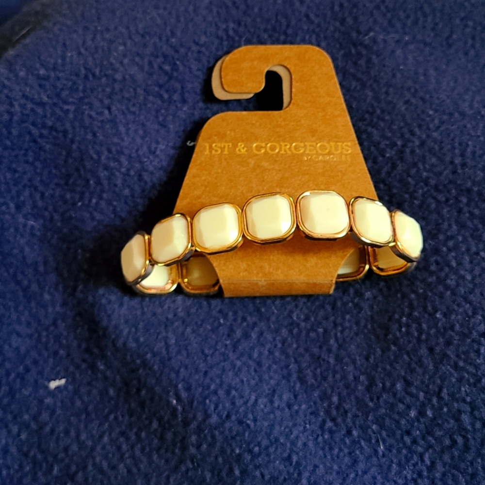 White and gold plated stretchy bracelet